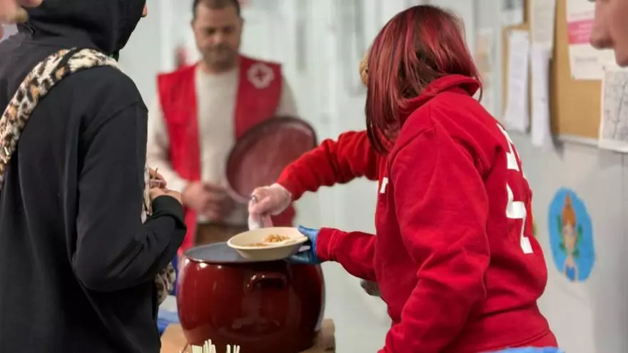Cruz Roja repite su tradición navideña en Alicante: cocido para usuarios del CIBE