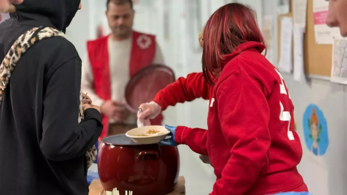 Un cocido de Navidad para quienes más lo necesitan: el gesto de una voluntaria de Cruz Roja en Alicante