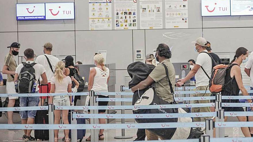 Turistas alemanes en el aeropuerto de Palma.