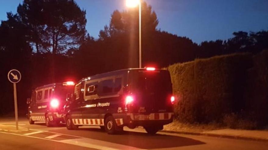 Dos furgonetes dels Mossos en una de les entrades |