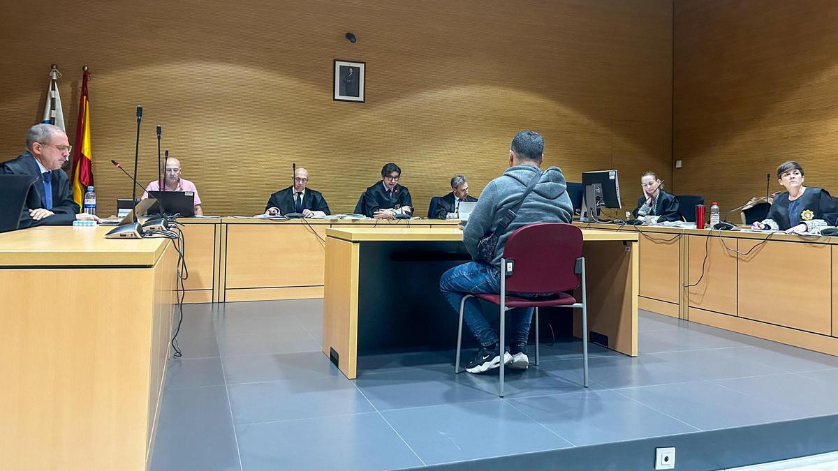 El acusado, de espaldas, en el juicio celebrado este martes en la Audiencia Provincial.