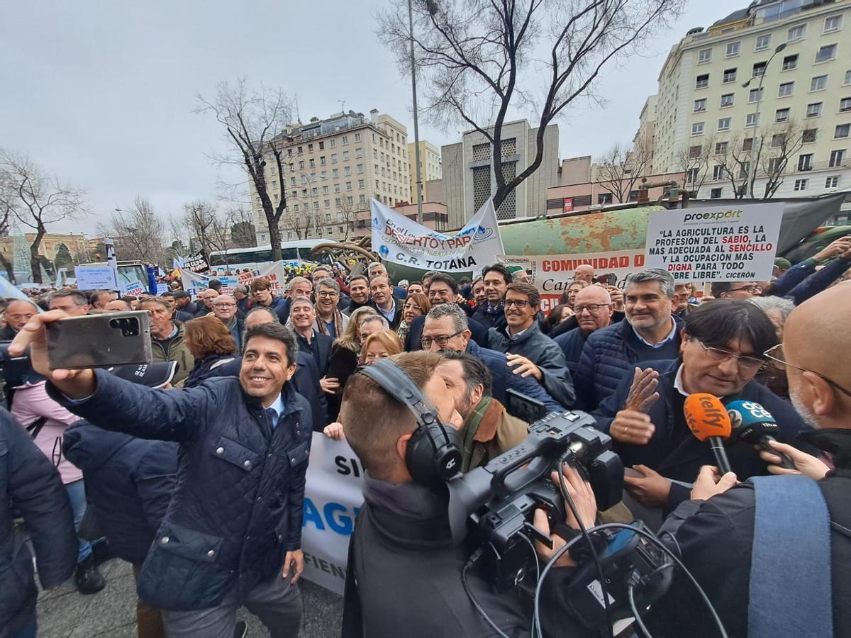 El presidente de la Diputación, Carlos Mazón, se fotografía junto a la pancarta del PP