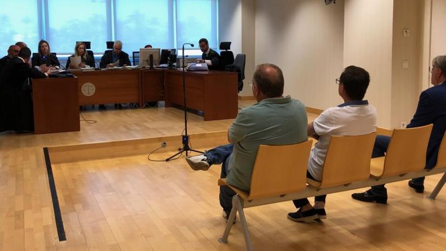 Los tres condenados en el banquillo de los acusados, ayer durante el juicio.