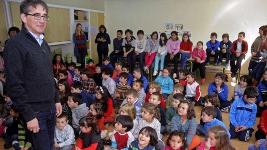 Fernando Vázquez posa rodeado por los alumnos del colegio estradense. // Bernabé/Javier Lalín