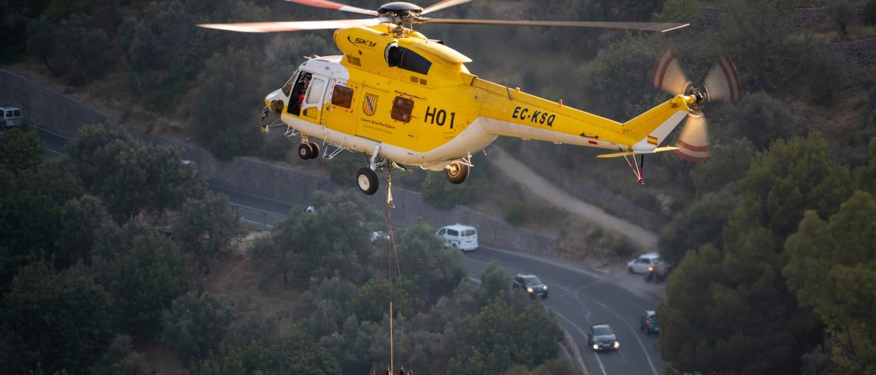 Un helicóptero, durante una intervención antiincendios en la Serra de Tramuntana.