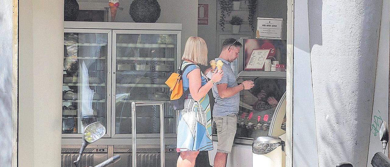 Dos clientes pagan sus helados en un pequeño negocio de Santa Cruz de Tenerife.