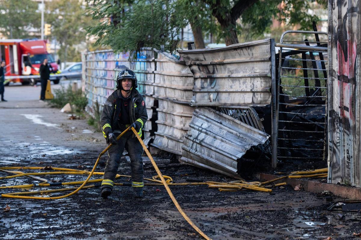 Incendio en un asentamiento de barracas en la calle de Bac de Roda de Barcelona
