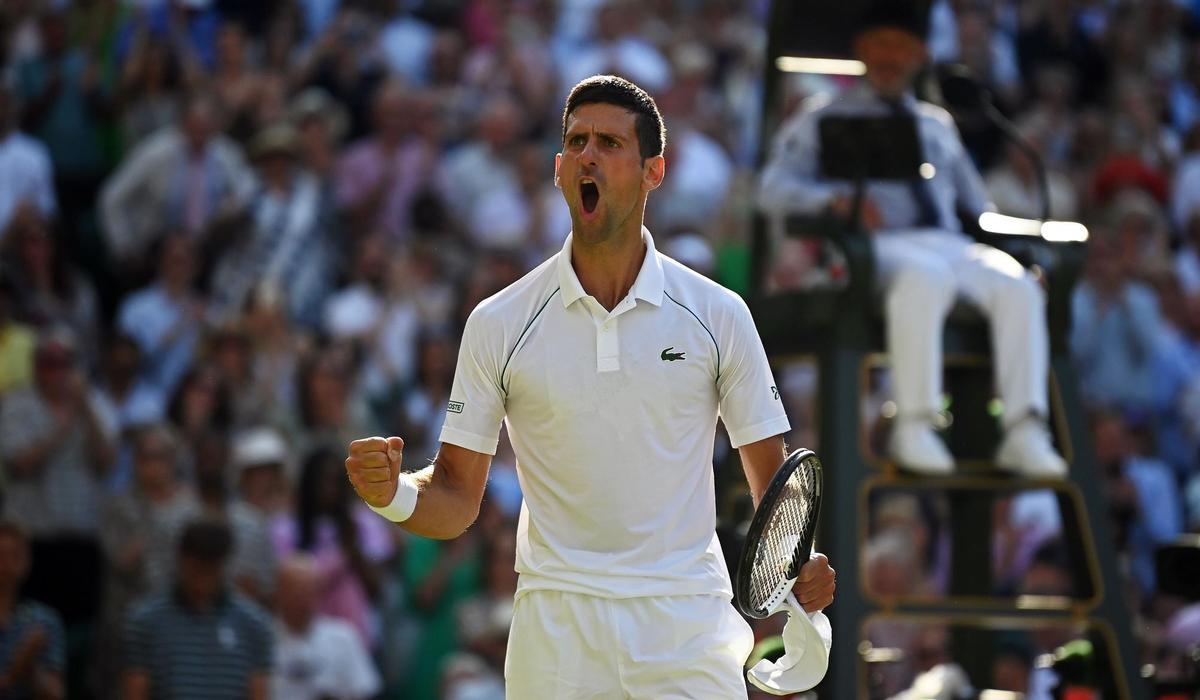 Wimbledon (United Kingdom), 08/07/2022.- Novak Djokovic of Serbia celebrates after winning his men’s semi final match against Cameron Norrie of Britain at the Wimbledon Championships in Wimbledon, Britain, 08 July 2022. (Tenis, Reino Unido) EFE/EPA/NEIL HALL EDITORIAL USE ONLY