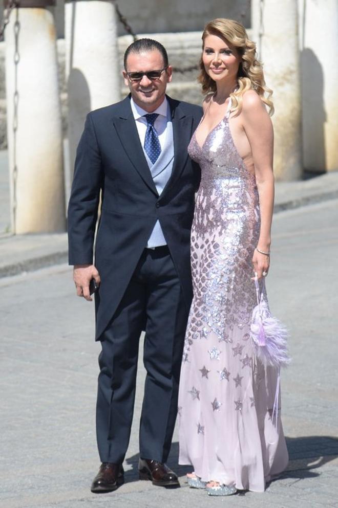 El exfutbolista Pedja Mijatovic y su pareja, a su llegada a la Catedral de Sevilla para asistir este sábado a la boda de la presentadora Pilar Rubio y el futbolista Sergio Ramos