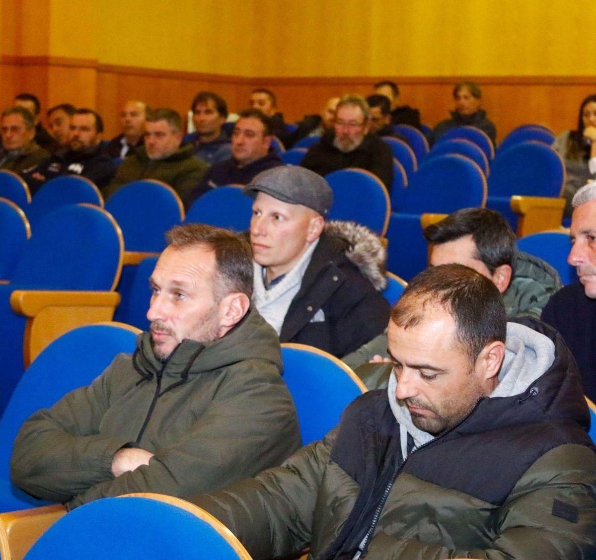 Bateeiros presentes, ayer, en el auditorio del edificio Mexillón de Galicia para asistir a la presentación de la campaña promocional de la DOP, que corrió a cargo de Joaquín Garrido, secretario del Consello Regulador. | // IÑAKI ABELLA