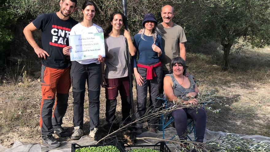 Membres del col·lectius Entre Feixes amb el diploma