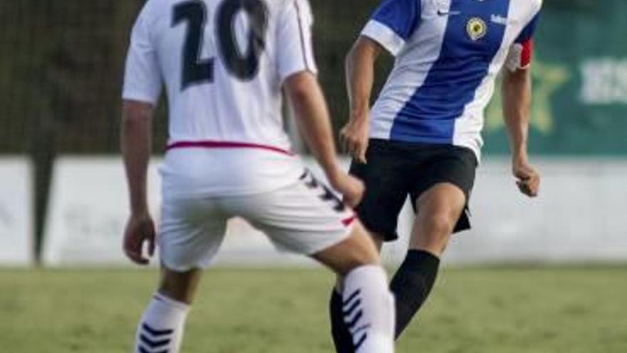 Álex Muñoz luce el brazalete de capitán.