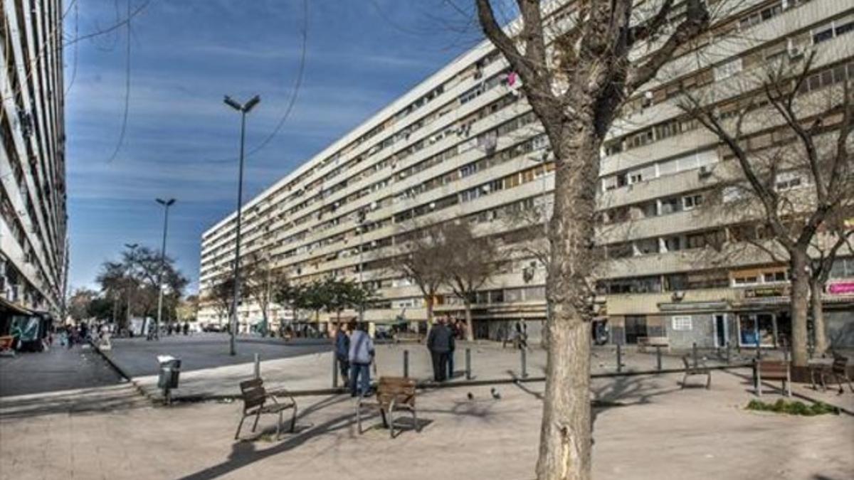 Escasa actividad 8 Una plaza del barrio de la Mina, con algunos transeúntes que sí optaron por salir a la calle ayer.