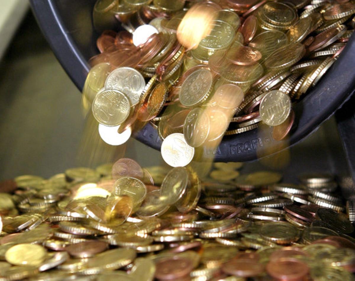 Monedas en un dispensador de efectivo. 