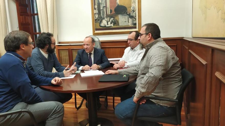 Un momento de la reunión entre UCCL y Diputación.