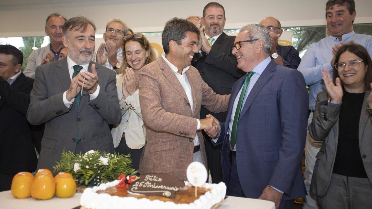 Mazón felicita al presidente de la DOP Kaki de la Ribera, Cirilo Arlandis