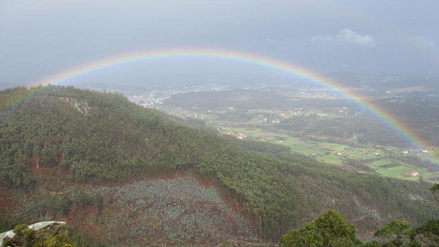 Vista del valle Loureda desde el mirador de Santa Locaia, en Arteixo.