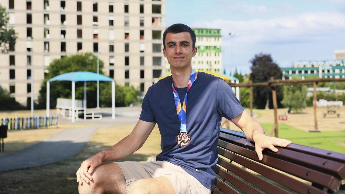 Jorge Arias, en Oviedo con la medalla de bronce conquistada por España en el Campeonato de Europa sub20.