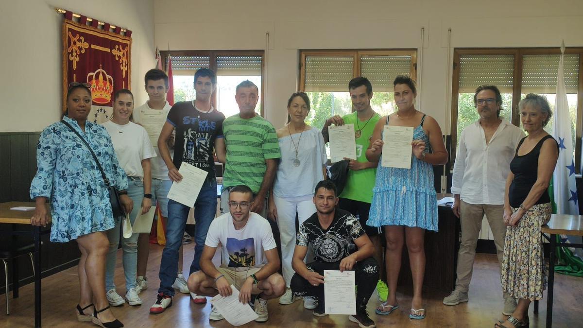 Los alumnos posando con sus diplomas junto a la alcaldesa y a la responsable formativa del Ecyl en Zamora y los monitores..
