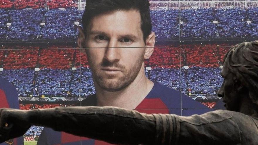 Messi, frente a la estatua de Cruyff en el Camp Nou