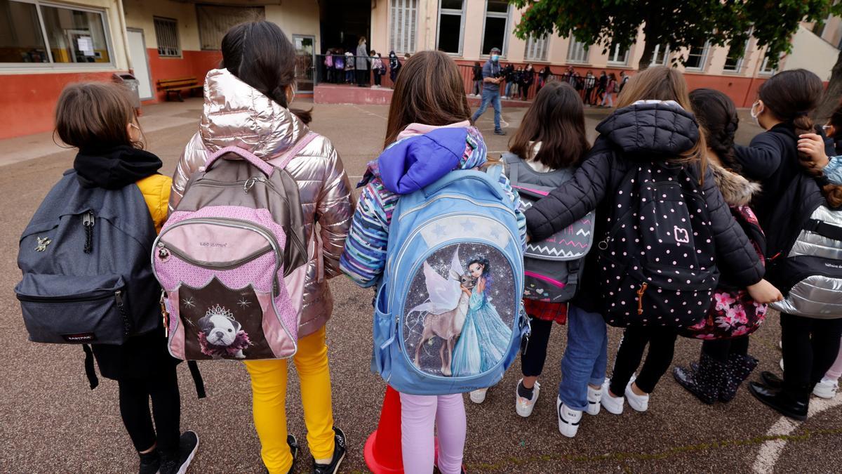 Varios niños esperan para entrar a clase este lunes en Francia.