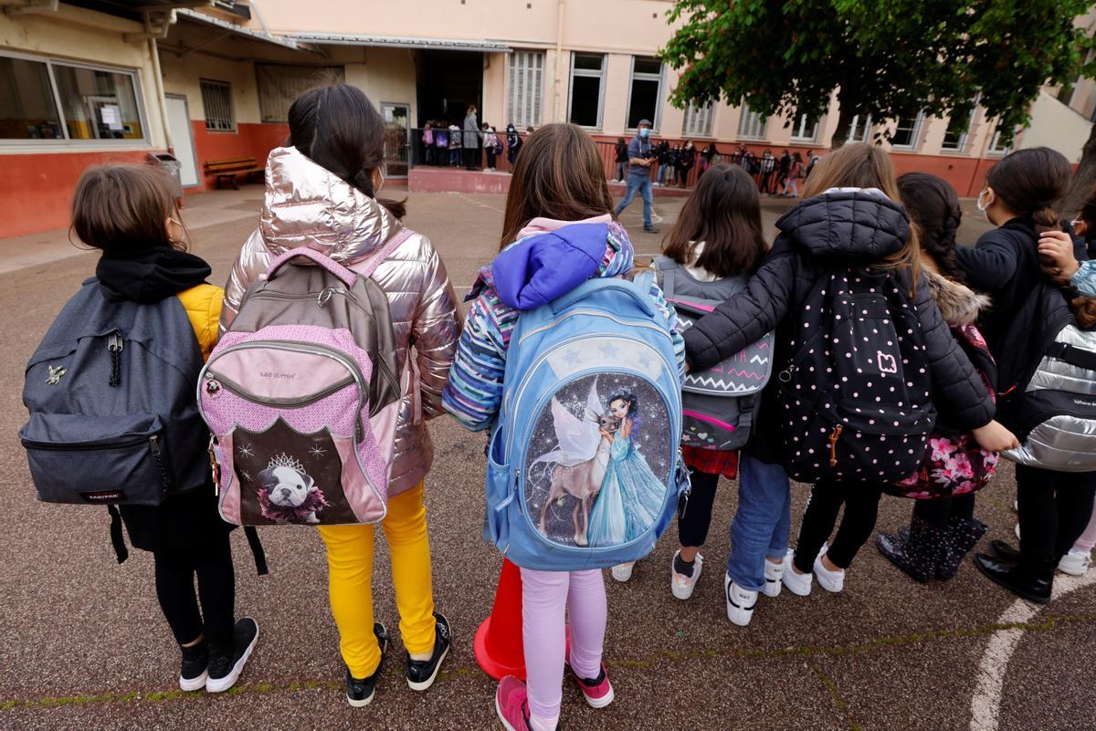 França inicia la desescalada amb la tornada a classes dels alumnes de preescolar i primària