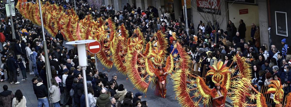 Miles de pontevedreses siguieron en las calles el multitudinario desfile de Entroido, que protagonizaron una decena de comparsas. | RAFA VÁZQUEZ