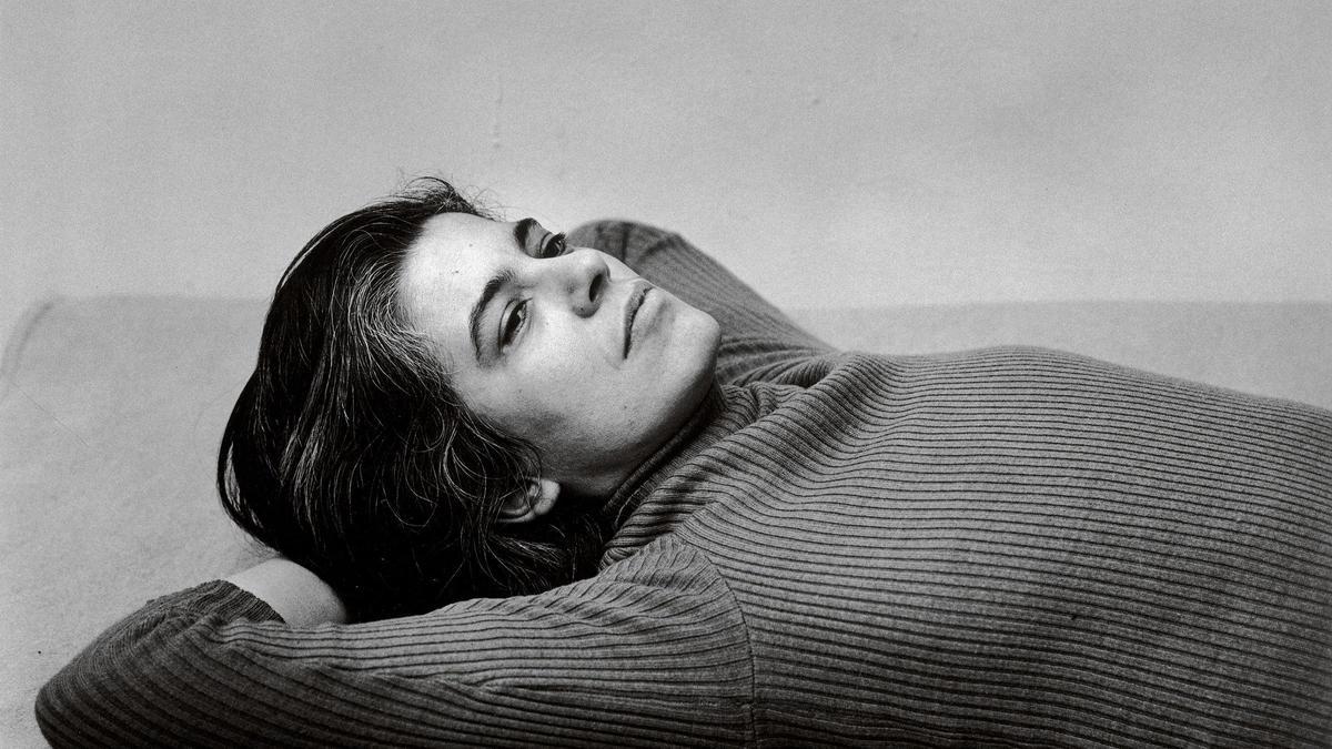 Susan Sontag, autora del ensayo 'Sobre la fotografía', retratada por Peter Hujar en 1975.