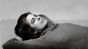 Susan Sontag, autora del ensayo Sobre la fotografía, retratada por Peter Hujar en 1975.