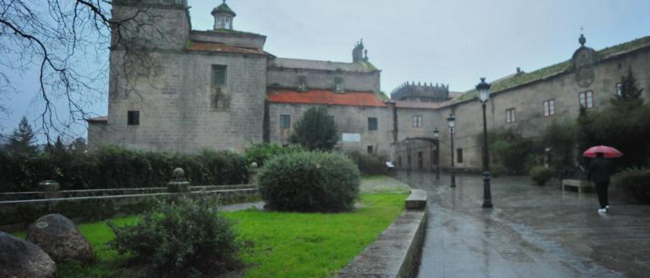 Atrio del monasterio de Armenteira, ayer.  | // IÑAKI ABELLA