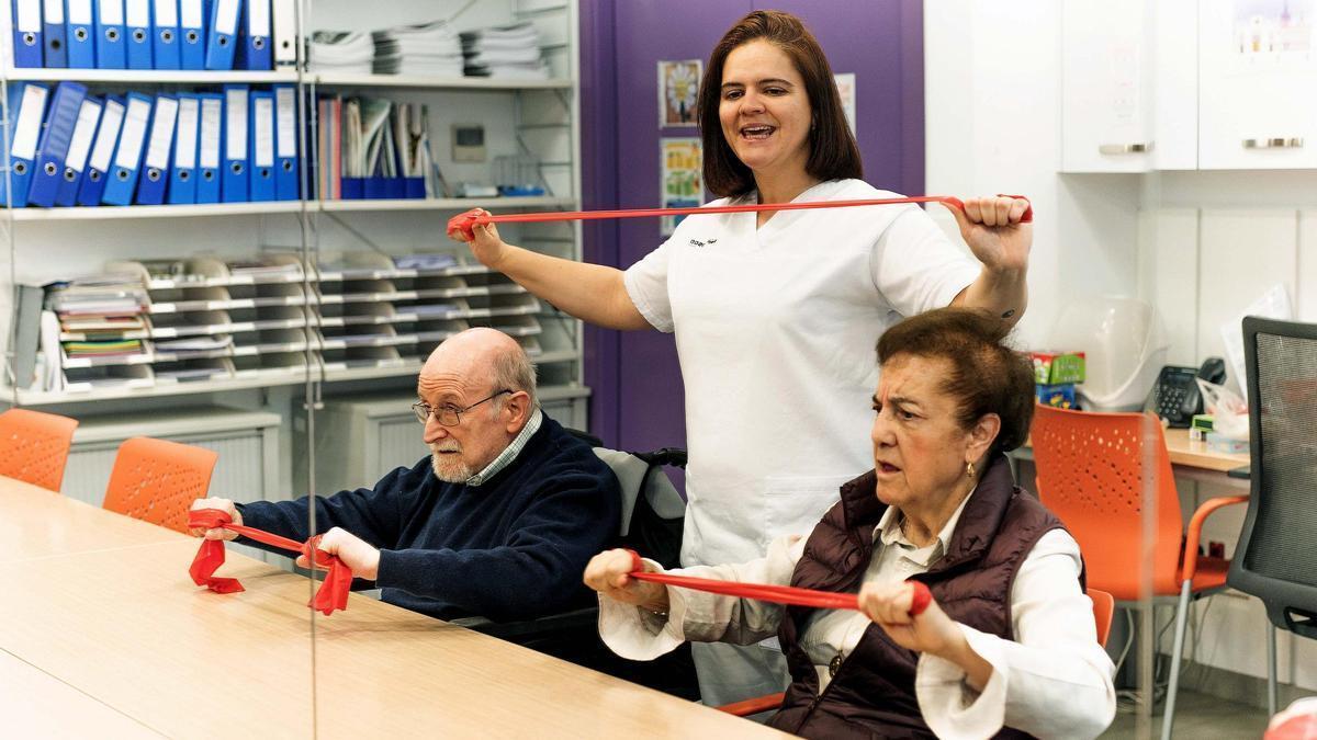Pacientes con párkinson haciendo terapia en la Asociación Parkinson Madrid.