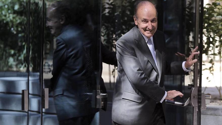 Miquel Roca, saliendo ayer de la Audiencia Nacional.