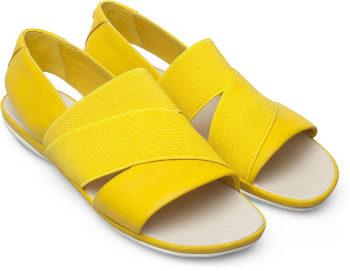 Prendas y complementos en amarillo: sandalias de Camper