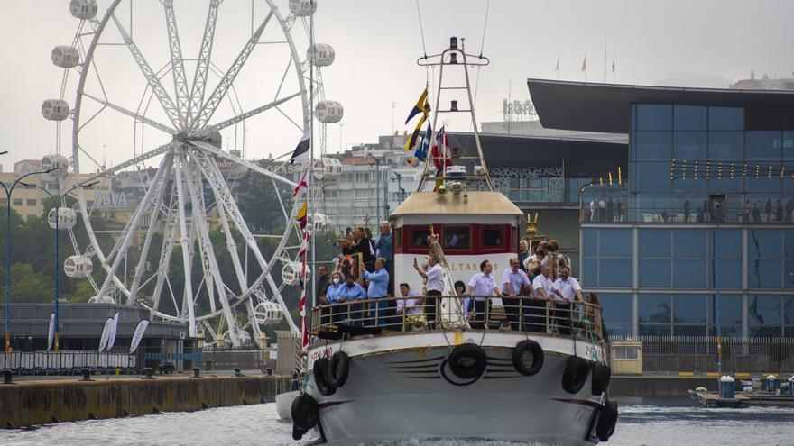 La virgen del Carmen vuelve a la normalidad en las aguas coruñesas