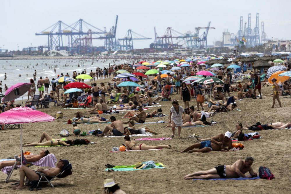 Las playas de València se llenan el primer fin de semana del verano