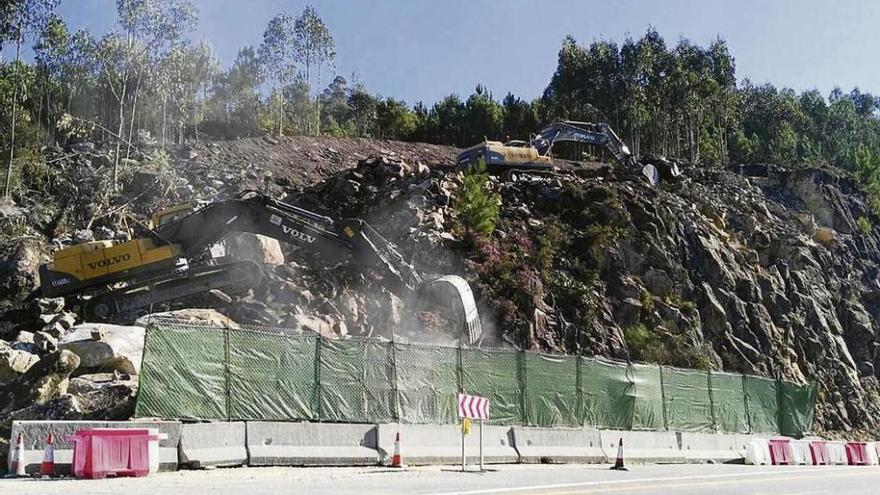 Dos excavadoras, ayer, retirando el material en el tramo cortado al tráfico. // Gonzalo Núñez