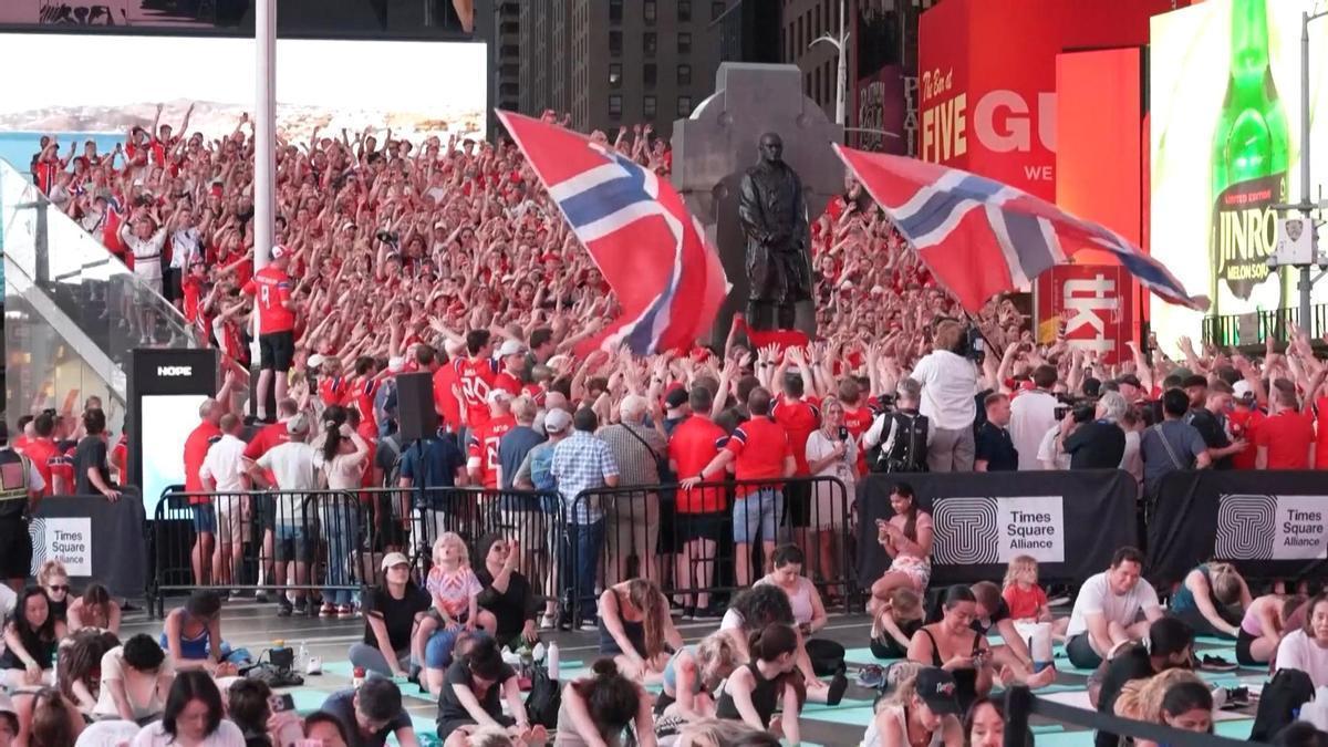 MUNDIAL NORUEGA VIKINGOS | Miles de aficionados noruegos conquistan Times Square con su popular «remo vikingo»