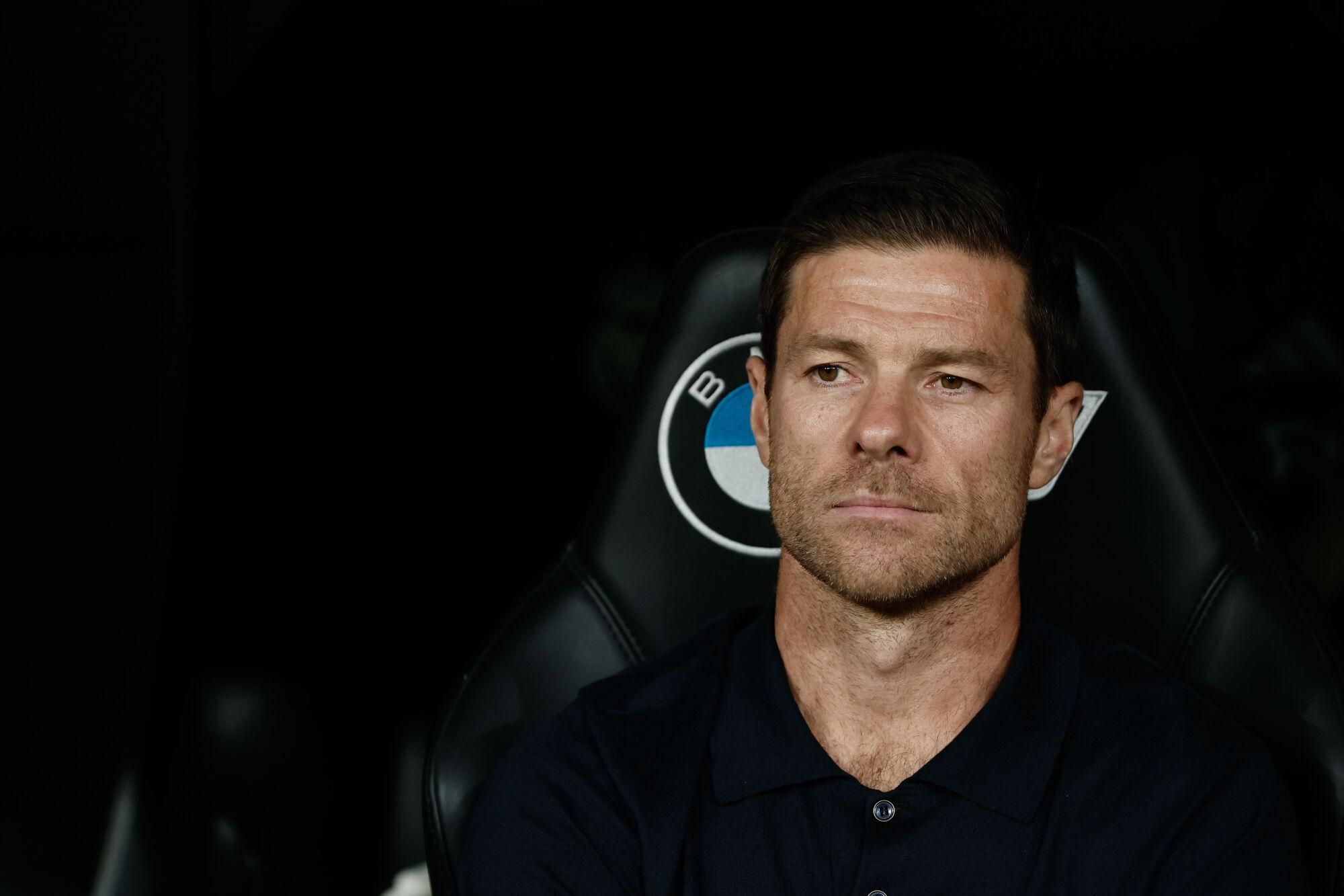 MADRID, 19/08/2025.- El entrenador del Real Madrid, Xabi Alonso, antes de comenzar el partido de la primera jornada de LaLiga que Real Madrid y Atlético Osasuna disputan hoy martes en el estadio Santiago Bernabéu. EFE/Sergio Pérez