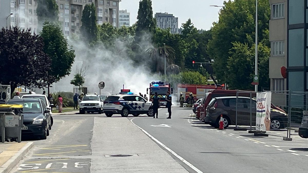 Vehículo ardiendo en el Barrio de las Flores