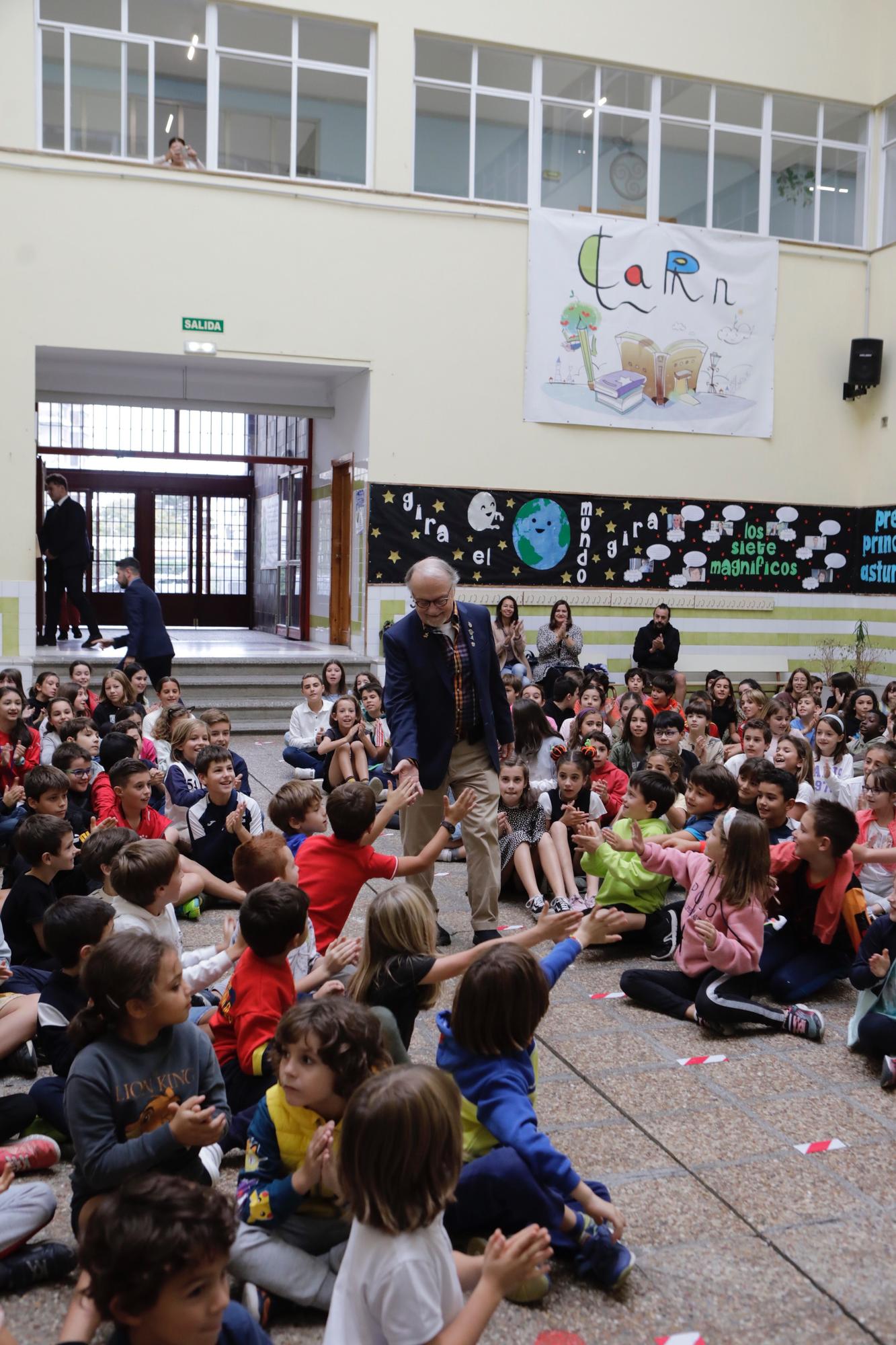 EN IMÁGENES: Philip Felgner, uno de los padres de la vacuna contra el covid, vuelve a Asturias y visita el colegio Clarin en Gijón