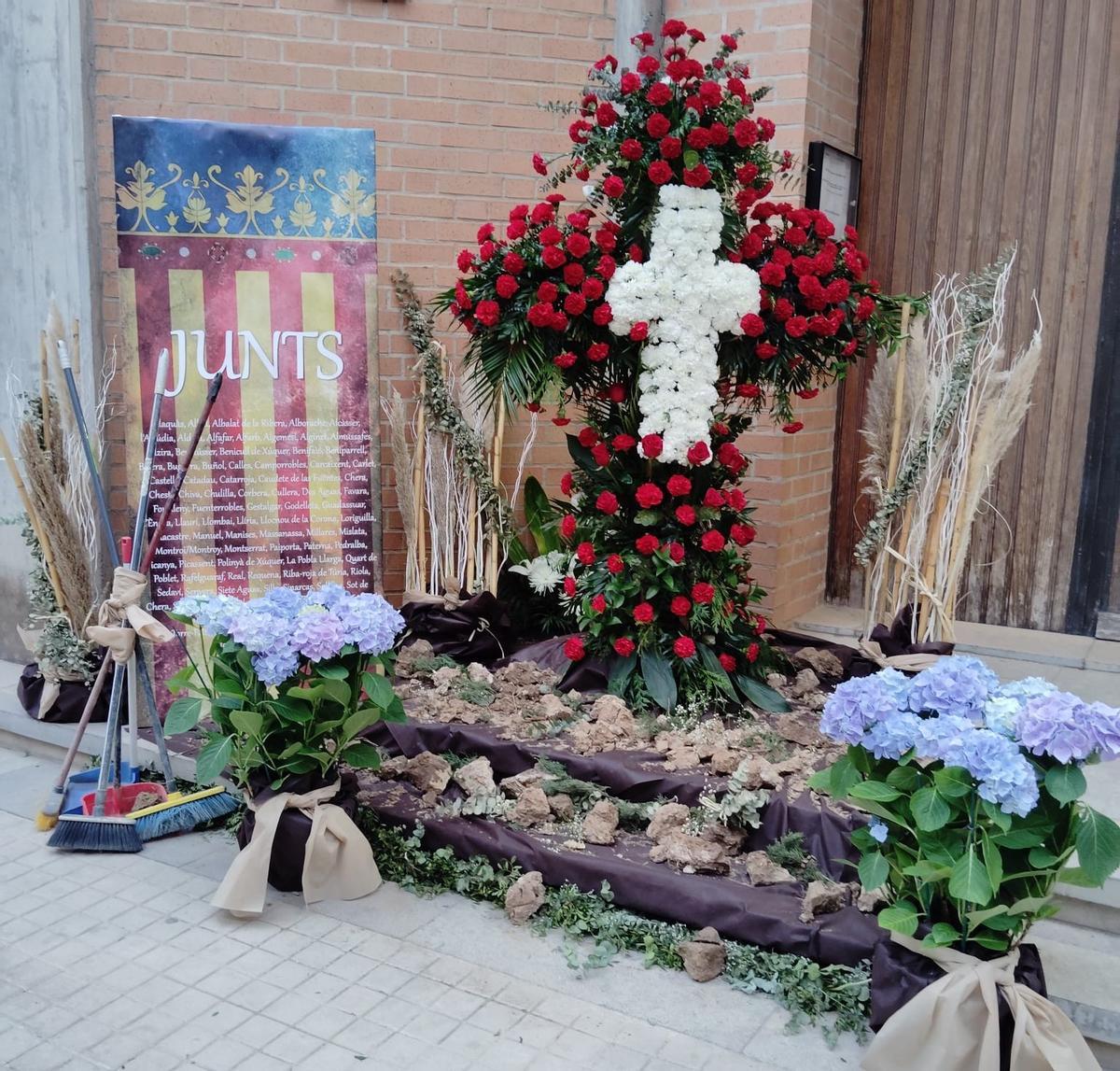 La Cruz de Mayo más antigua de la plaza del Ayuntamiento rinde homenaje a las madres con flores valencianas — image 4