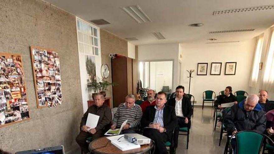 Momento de la reunión celebrada ayer en el ayuntamiento de Sella