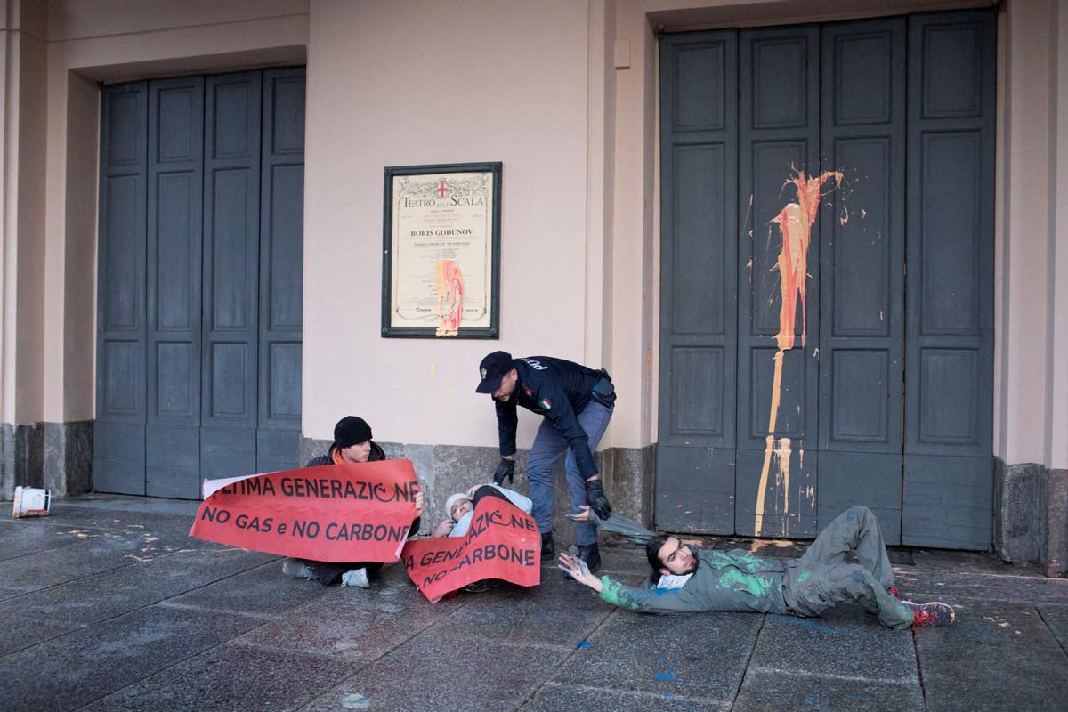 Ecologistas lanzan pintura contra la fachada de La Scala de Milán