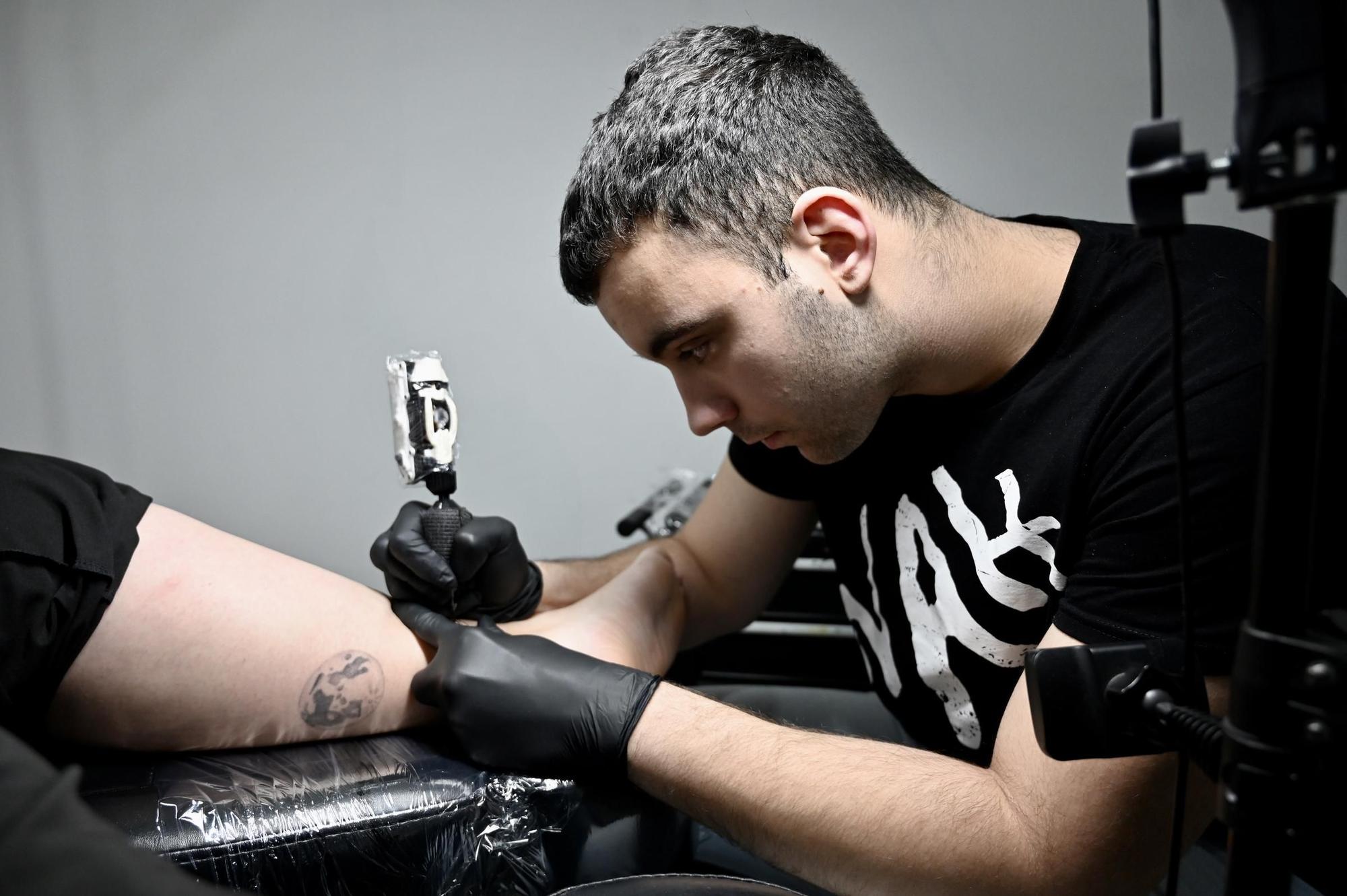 Los tatuajes, un negocio puntero en la ciudad