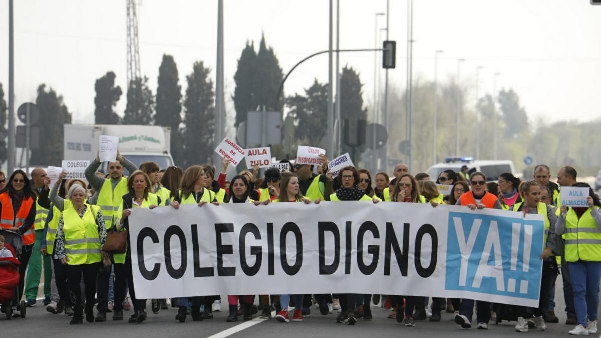 Nueva protesta de padres del colegio de Villarrubia para exigir reformas importantes