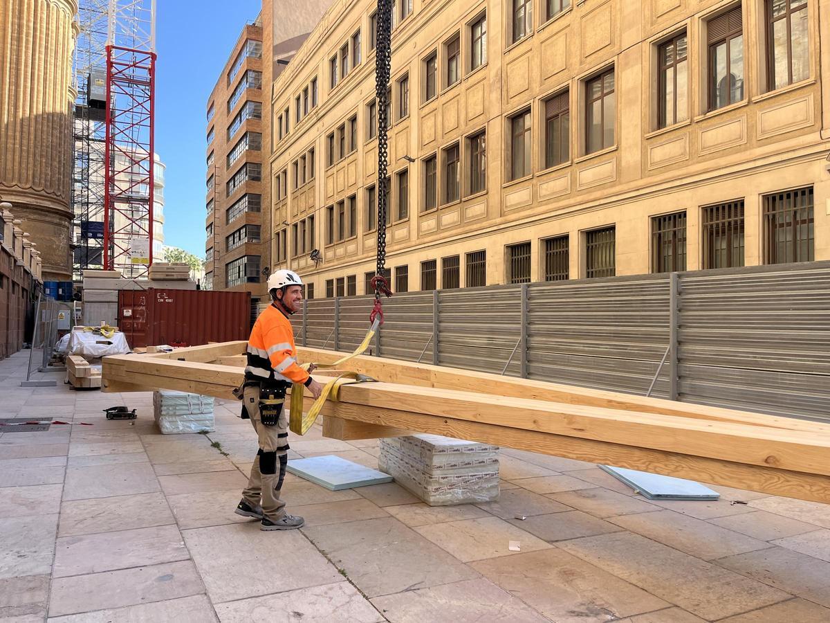 Operarios trabajan en el ensamblaje del tejado de la Catedral de Málaga.