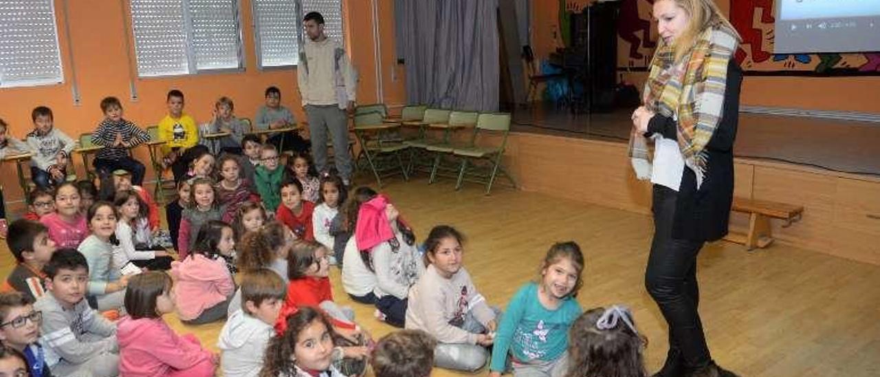 Un momento de la charla en el centro escolar de Corón. // N. Parga