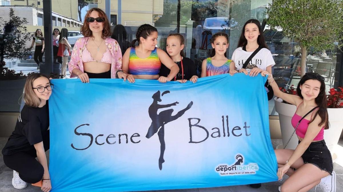 Expedición del Scene Ballet que participó en el Concurso Nacional de Danza de Tarragona.