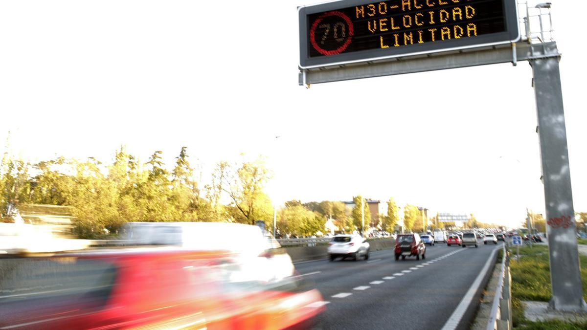 Cartel que recuerda el límite de velocidad permitido en los accesos a Madrid por la A5