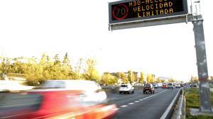 Cartel que recuerda el límite de velocidad permitido en los accesos a Madrid por la A5.